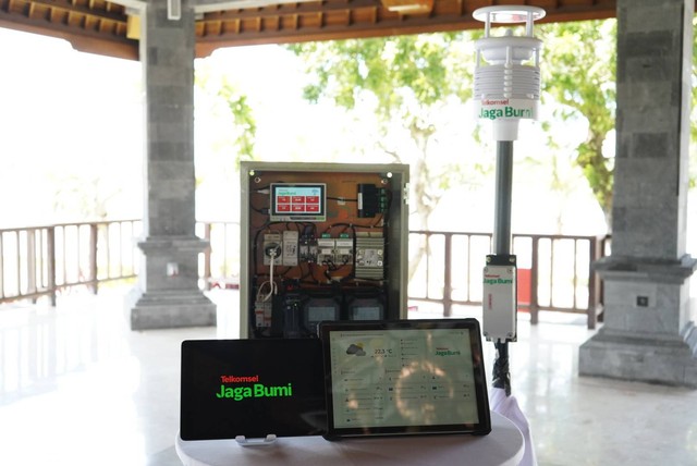 Telkomsel meluncurkan Program Taman Hutan Raya (Tahura) Ngurah Rai Bali Digitalization Support, yang tanam bibit Mangrove sekaligus melakukan pengawasan dengan teknologi IoT. Foto: Telkomsel