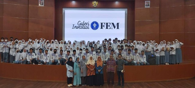 Berfoto bersama murid-murid SMA Kornita seusai acara (sumber: GI FEM IPB)