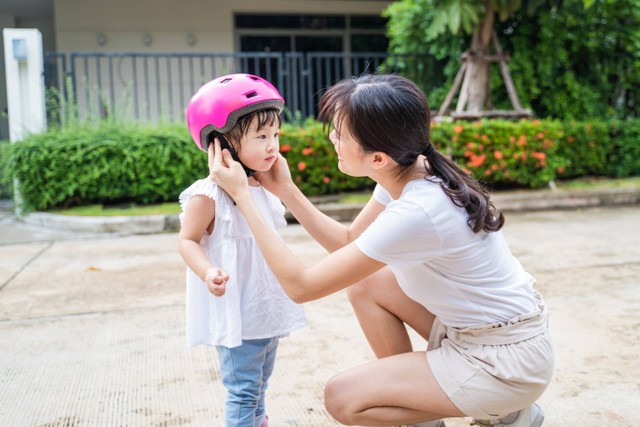 Penting, Moms! Ini Alasan Perlu Biasakan Anak Pakai Helm Saat Bersepeda ...