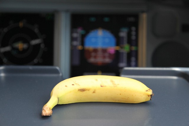 Ilustrasi sajian pisang di pesawat. Foto: Shutterstock