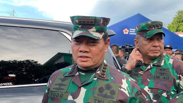 Panglima TNI Laksamana Yudo Margono di Pengungsian PMI Jakarta Utara, Senin (6/3/2023).  Foto: Luthfi Humam/kumparan
