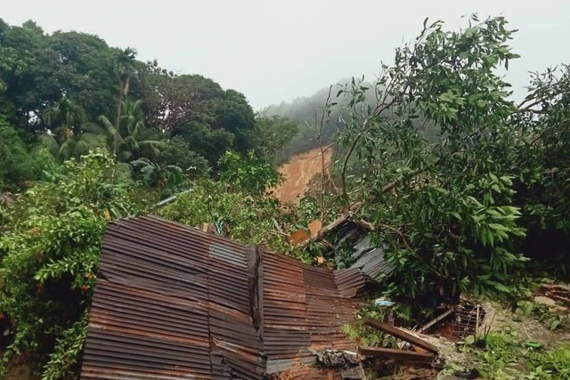 Longsor di Kampung Molon, Desa Pangkalan, Kecamatan Serasan, Kabupaten Natuna, Kepri, Senin (6/3).
 Foto: BNPB