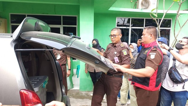 Kejati Lampung saat melakukan penggeledahan di Kantor Dinas Lingkungan Hidup kota Bandar Lampung. | Foto: Dok. Sinta Yuliana/Lampung Geh