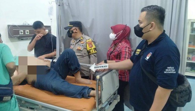 Anggota polisi yang kena tikam penjual roti bakar menjalani perawatan di RSMH Palembang. (ist)