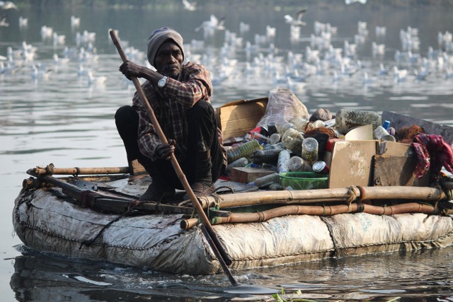 Ilustrasi Manusia Sedang Mendayung di Sungai. Photo by Shivam Tyagi on Pexel