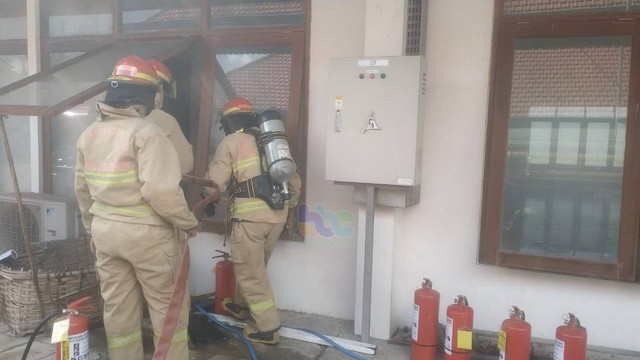 Petugas saat lakukan pemadaman kebakaran ruang laboratorium milik salah satu perusahaan rokok di Desa Kedungbondo, Kecamatan Balen, Kabupaten Bojonegoro. Senin (06/03/2022) (Foto: Dok Istimewa)