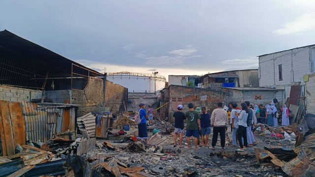 Kondisi Jalan Tanah Merah Bawah pascakebakaran Depo Pertamina Plumpang, Senin (6/3/2023).  Foto: Thomas Bosco/kumparan