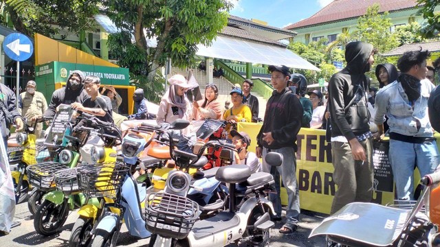 Paguyuban Aliansi Skuter Listrik Malioboro melakukan aksi demonstrasi di Balai Kota Yogyakarta, Senin (6/3/2023). Foto: Maria Wulan/Tugu Jogja