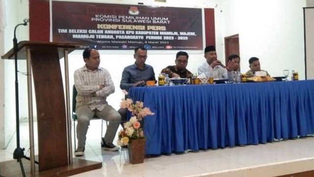 Konferensi pers Tim Seleksi KPU Sulawesi Barat. Foto: Awal Dion/SulbarKini