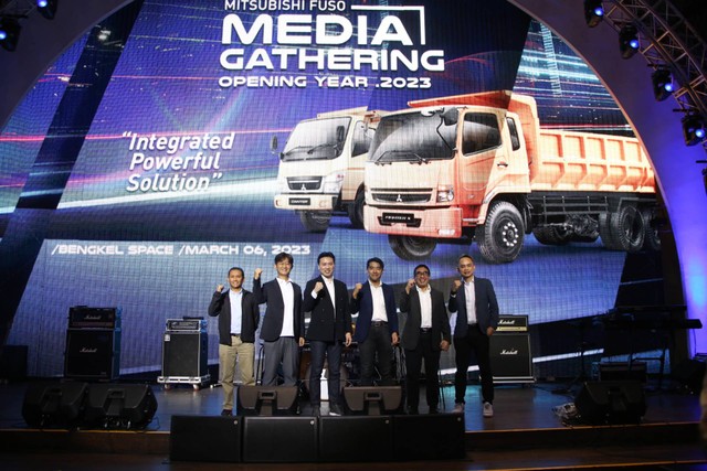 Jajaran BoD PT Krama Yudha Tiga Berlian Motors (KTB) saat media gathering di Jakarta (6/3/2023). Foto: dok. Mitsubishi Fuso