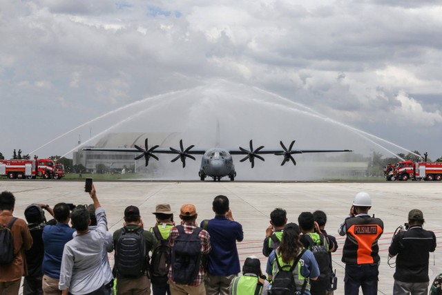 Sejumlah wartawan mengambil gambar proses penyambutan pesawat (water salute) Pesawat C-130J Super Hercules A-1339 yang baru tiba di Lanud Halim Perdanakusuma, Jakarta, Senin (6/3/2023).  Foto: Asprilla Dwi Adha/ANTARA FOTO