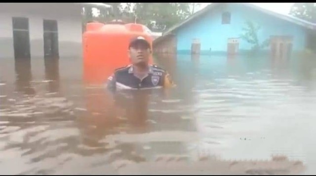 kondisi banjir setinggi 1 meter atau sedada orang dewasa di Kecamatan Jagoi Babang, Kalimantann Barat. Foto: Dok. Polsek Jagoi Babang/Instagram