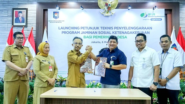 Dirjen Bina Pemerintah Desa Kemendagri Eko Prasetyanto dan Direktur Kepesertaan BPJS Ketenagakerjaan Zainudin me-launching petunjuk teknis penyelenggaraan Jamsostek bagi pemerintah desa di Gedung Ditjen Bina Pemerintah Desa Jakarta, Senin (6/3/2023). Foto: BPJS Ketenagakerjaan