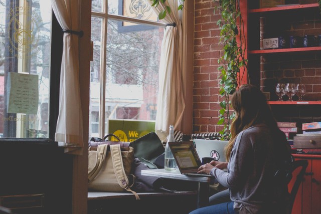 Cafe Enak buat Kerja di Depok, Dijamin Betah Seharian!/Foto ini hanya ilustrasi dan bukan tempat aslinya. Sumber: Unsplash/Bonnie Kittle