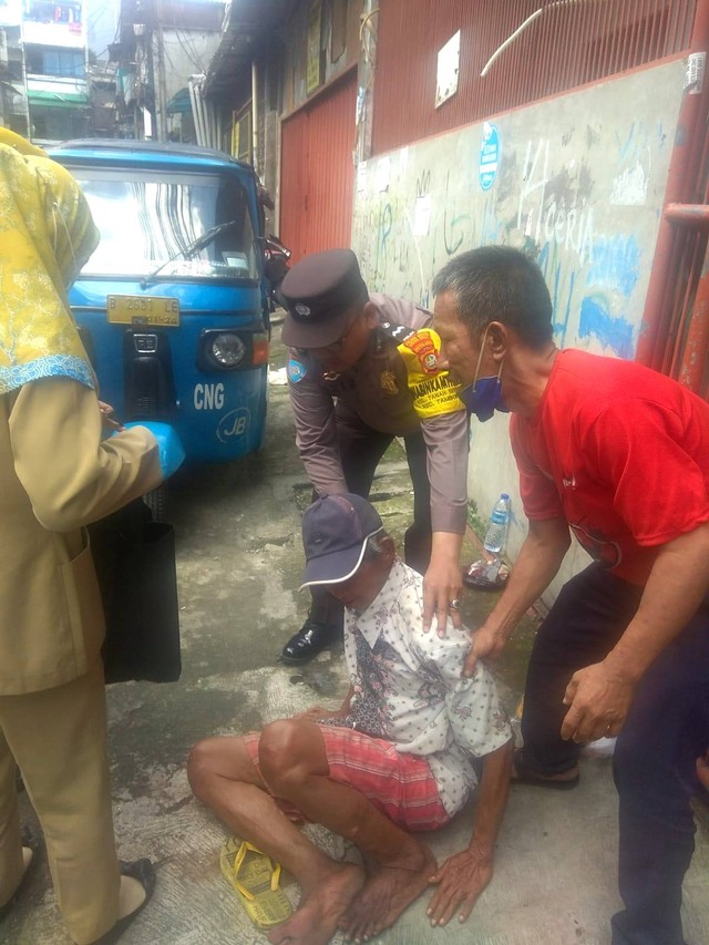 Polisi bantu tunawisma yang mengalami stroke di Tanah Sereal, Tambora, Jakarta Barat. Foto: Dok. Polres Jakbar