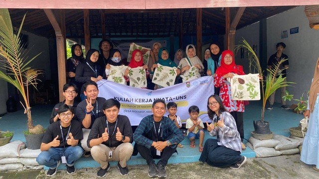 KKN 39 UNS bersama Ibu-Ibu PKK Dusun 3 dan 4, Desa Ngesrep di acara Workshop Ecoprint / Dokumentasi Pribadi