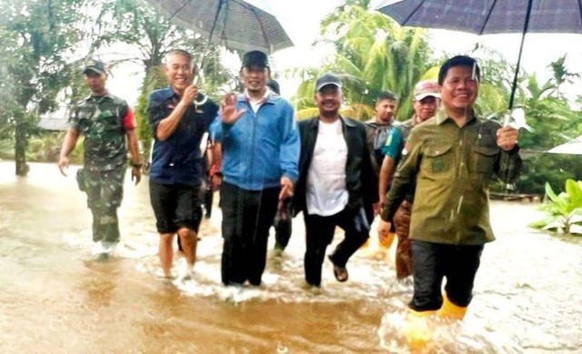Ketua Komisi IV DPRD Kalbar meninjau banjir di Sambas. Foto: Dok. Istimewa