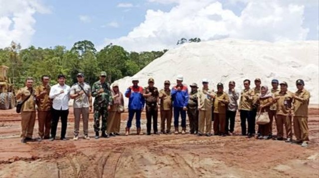 Inspeksi lapangan tim gabungan yang dibentuk Pemkab Kobar ke lokasi perusahaan tambang pasir kuarsa di kecamatan Kumai, Senin (6/3). Diharapkan semua perusahaan maupun pengusaha tambang Minerba tertib membayar pajak daerah. Foto: IST/InfoPBUN