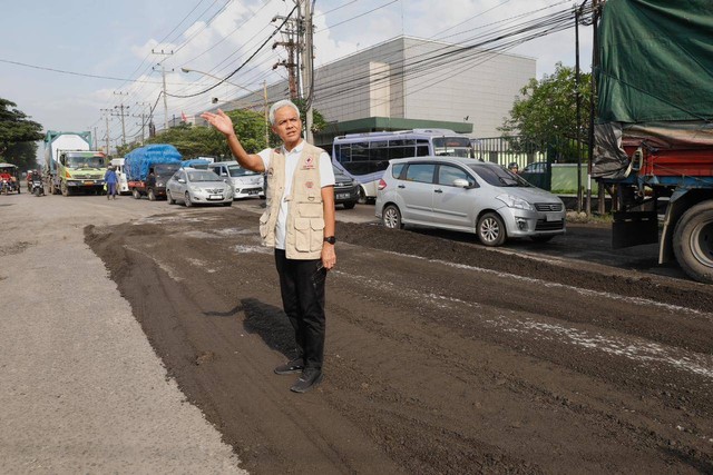 Gubernur Jawa Tengah Ganjar Pranowo saat melakukan pengecekan perbaikan ruas Jalan Raya Kudus-Pati. Foto: Dok. Istimewa