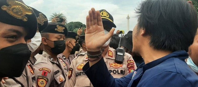 Potret Polisi yang Sedang Menjaga Aksi Demonstrasi Mahasiswa di Depan Monas, Jakarta, Kamis (21/04/2022). Foto: dokumentasi pribadi.