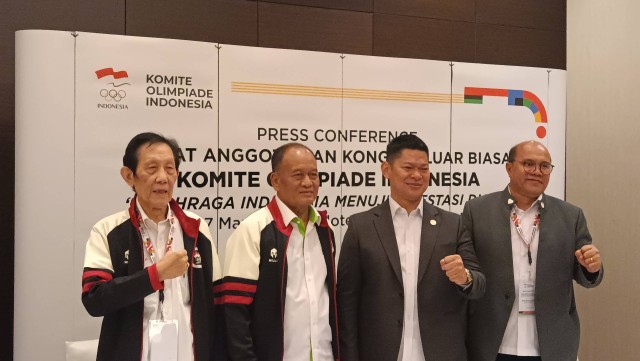 Anthony C. Sunarjo, Ngatino, Raja Sapta Oktohari, dan Jadi Rajagukguk dalam konferensi pers usai Kongres Luar Bias Komite Olimpiade Indonesia 2023 di Hotel Fairmont, Jakarta, Selasa (7/3/2023). Foto: Jodi Hermawan/kumparan
