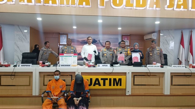 BP3MI Jatim bersama dengan Polda Jatim mengungkap komplotan penyalur pekerja migran Indonesia (PMI) ilegal saat jumpa pers di Mapolda Jatim, Selasa (7/3/2023). Foto: Farusma Okta Verdian/kumparan