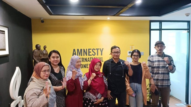 Tim advokasi bersama ibu-ibu dari para terdakwa kasus salah tangkap klitih Gedongkuning datang ke Amnesti Internasional, minta dukungan internasional, Menteng, Selasa (7/3).  Foto: Thomas Bosco/kumparan