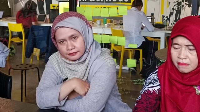 Para ibu dari 3 terdakwa kasus salah tangkap klitih Gedongkuning yang datang ke Amnesti Internasional. Baju Abu-abu, Andayani ((50) Ibu dari Andi), Kerudung Merah, Subadriyah ((51) Ibu dari Hanif), Kerudung Ungu, Siti Wahyuni ((51) Ibu dari Fandi).  Foto: Thomas Bosco/kumparan