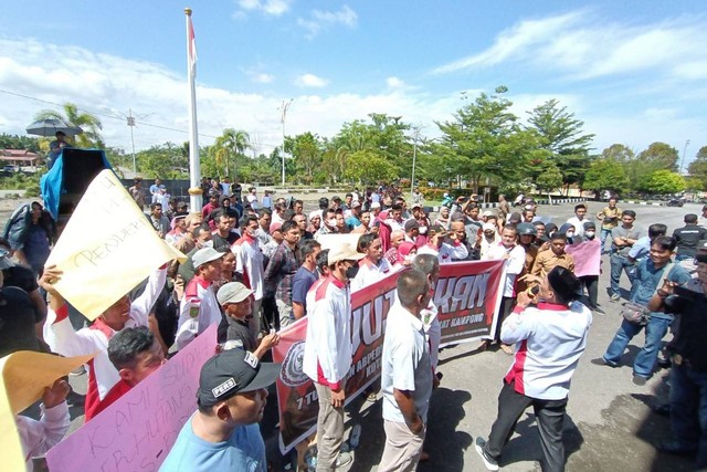 Seratusan perangkat desa melakukan demonstrasi ke Kantor Wali Kota Subulussalam, Selasa (7/3/2023). Aksi demo dilakukan untuk menuntut gaji mereka yang belum dibayarkan sejak tahun 2022. Foto: Yudi Ansyah/acehkini