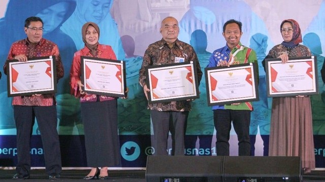 Penyerahan penghargaan daerah dengan Indeks Pembangunan Literasi Masyarakat (IPLM) tertinggi di Indonesia oleh Perpusnas RI. Foto: Humas Pemda DIY