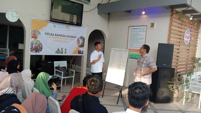 Sukarelawan Srikandi Ganjar Kaltim menggelar kegiatan pelatihan bahasa isyarat bersama Komunitas Sukma Sangatta di Sangatta Utara, Kabupaten Kutai Timur, Kalimantan Timur, pada Selasa (7/3). Foto: Dok. Istimewa