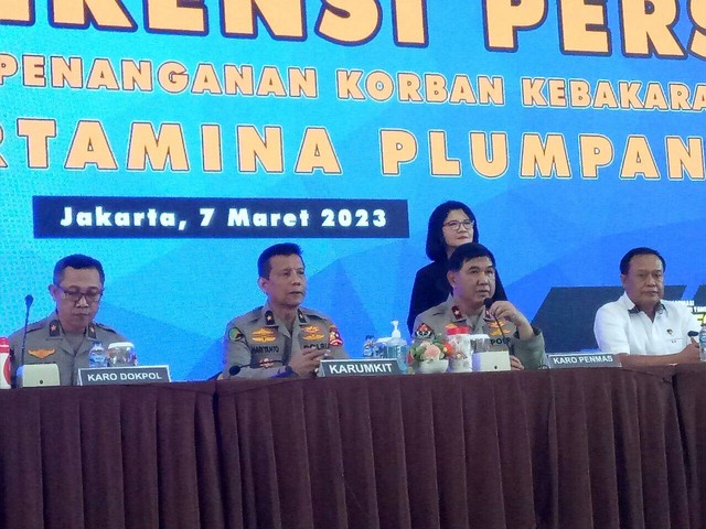 Polisi menyampaikan perkembangan penanganan korban kebakaran Depo Pertamina Plumpang di RS Bhayangkara Kramat Jati, Selasa (7/3). Foto: Ananta Erlangga/kumparan