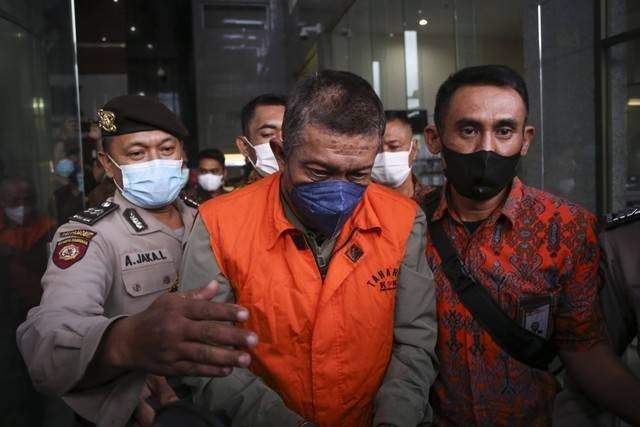 Mantan Wali Kota Yogyakarta Haryadi Suyuti (tengah) berjalan keluar dengan mengenakan rompi tahanan usai menjalani pemeriksaan di gedung KPK, Jakarta, Jumat (3/6/2022).  Foto: Rivan Awal Lingga/ANTARA FOTO