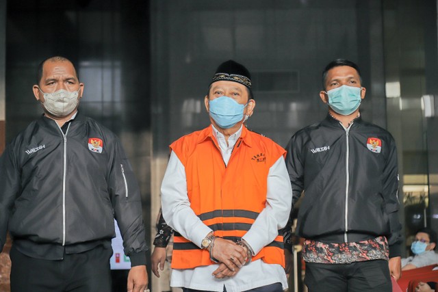 Mantan Bupati Sidoarjo Saiful Ilah (SI) berjalan untuk dihadirkan saat konferensi pers di Gedung Komisi Pemberantasan Korupsi (KPK), Jakarta, Selasa (7/3/2023). Foto: Jamal Ramadhan/kumparan