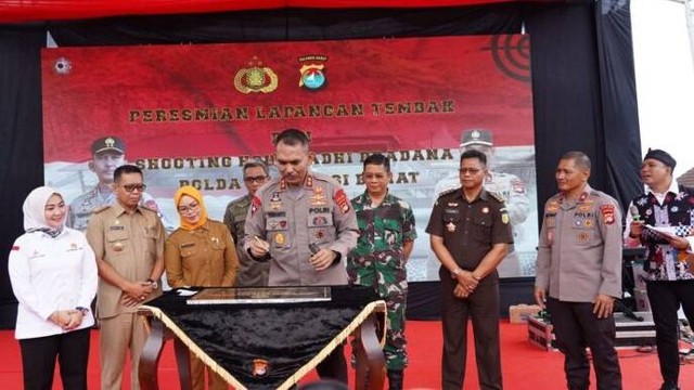 Peresmian lapangan tembak oleh Kapolda Sulawesi Barat Irjen Pol Verdianto Iskandar Bitticaca. Foto: Humas Polda Sulbar