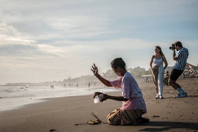 Ilustrasi wisatawan asing di Bali. Foto: Dok. Kemenparekraf