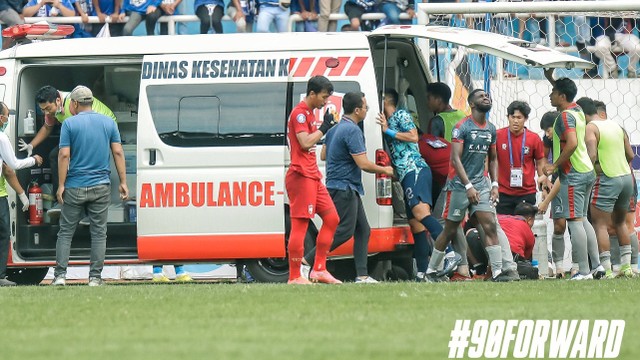 Momen Ricki Ariansyah terkapar di laga PSIS Semarang vs Madura United dalam lanjutan Liga 1 2022/23 di Stadion Jatidiri pada 7 Maret 2023. Foto: Twitter/@psisfcofficial