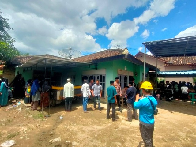 Seorang pria meninggal akibat tersengat listrik. | Foto: Dok Polsek Pagelaran