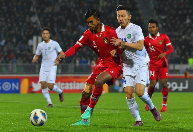 Kakang Rudianto (kiri) duel dengan Abbosbek Fayzullaev dalam laga Timnas U-20 Indonesia vs tuan rumah Uzbekistan dalam laga terakhir Grup A Piala Asia U-20 2023 di Stadion Istiqlol, Fergana, 7 Maret 2023. Foto: PSSI