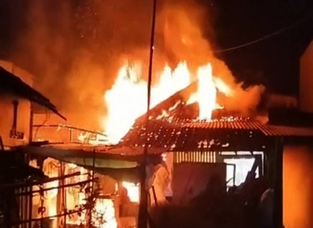 2 Rumah dan Gudang di Sukolilo Lor Surabaya Ludes Terbakar