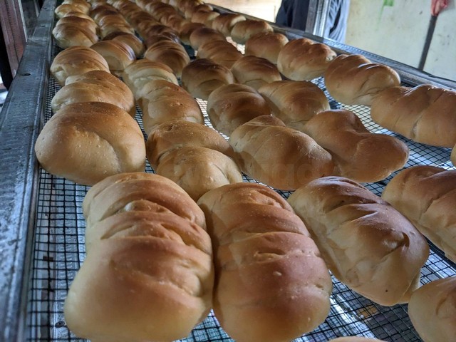 Roti buatan Argany Bakery, UMKM di Paliyan yang pengiklanan daringnya berkolaborasi dengan KKN Universitas Ahmad Dahlan (UAD) (Foto: Farida)