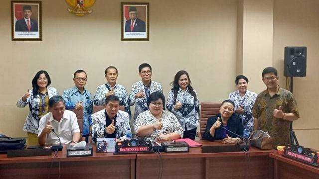 Pansus DPRD Sulut terkait rancangan Perda Pendidikan bersama dengan sejumlah tokoh Aliansi Peduli Pendidikan Sulawesi Utara.