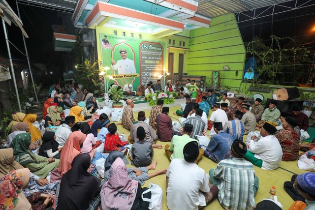 Relawan pendukung Ganjar Pranowo Gus-Gus Nusantara (GGN) menggelar doa bersama dan latihan tata cara bersuci dari hadis kecil dan besar kepada masyarakat Pelabuhan Jetis, Kecamatan Jetis, Kabupaten Mojokerto, Jawa Timur, Selasa (7/3/2023). Foto: Dok. Istimewa