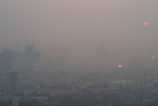 Pemandangan kota Bangkok di tengah polusi udara saat matahari terbit, Thailand, Selasa (7/3/2023). Foto: Athit Perawongmetha/REUTERS