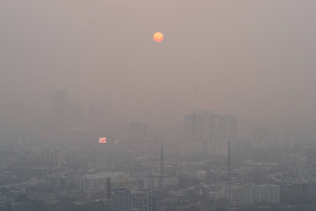 Pemandangan kota Bangkok di tengah polusi udara saat matahari terbit, Thailand, Selasa (7/3/2023).  Foto: Athit Perawongmetha/REUTERS