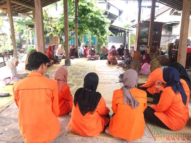Mahasiswa KKN Universitas Ahmad Dahlan (UAD) adakan sosialisasi budidaya magot untuk olah sampah organik di Kauman Wijirejo (Foto: Farida)