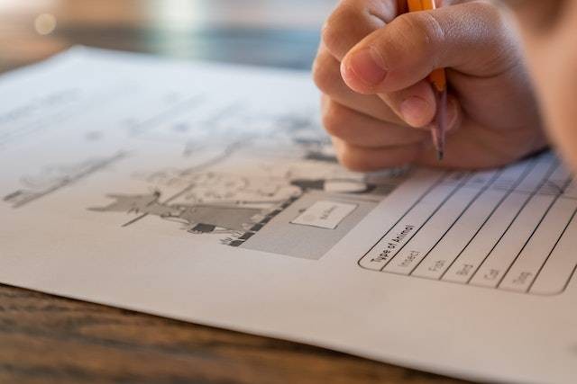Ilustrasi anak dalam mengerjakan soal bahasa Indonesia kelas 2 SD semester 2. Foto: Pexels/Jessica Lewis Creative