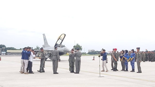 Menhan Prabowo Subianto disematkan Brevet Wing Kehormatan Penerbangan oleh KSAU Fadjar Prasetyo. Foto: Nadia Riso/kumparan