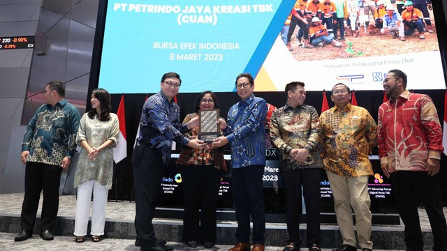 PT Petrindo Jaya Kreasi Tbk (CUAN) mencatatkan saham perdana di Bursa Efek Indonesia (BEI), Rabu (8/3/2023).  Foto: Dok. BEI
