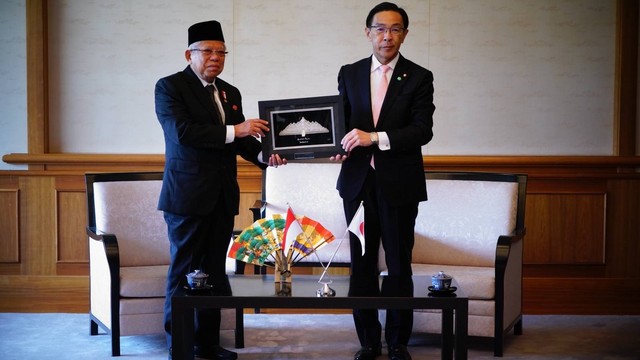 Wakil Presiden Ma'ruf Amin bertemu Gubernur Kyoto Takatoshi Nishiwaki di Kyoto Guest House, Rabu (8/3/2023). Foto: BPMI Setwapres